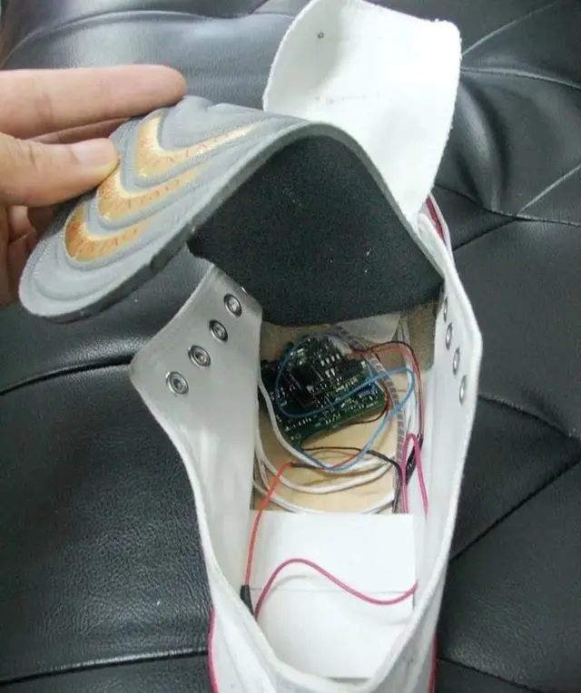 電路板藏在鞋內(nèi)